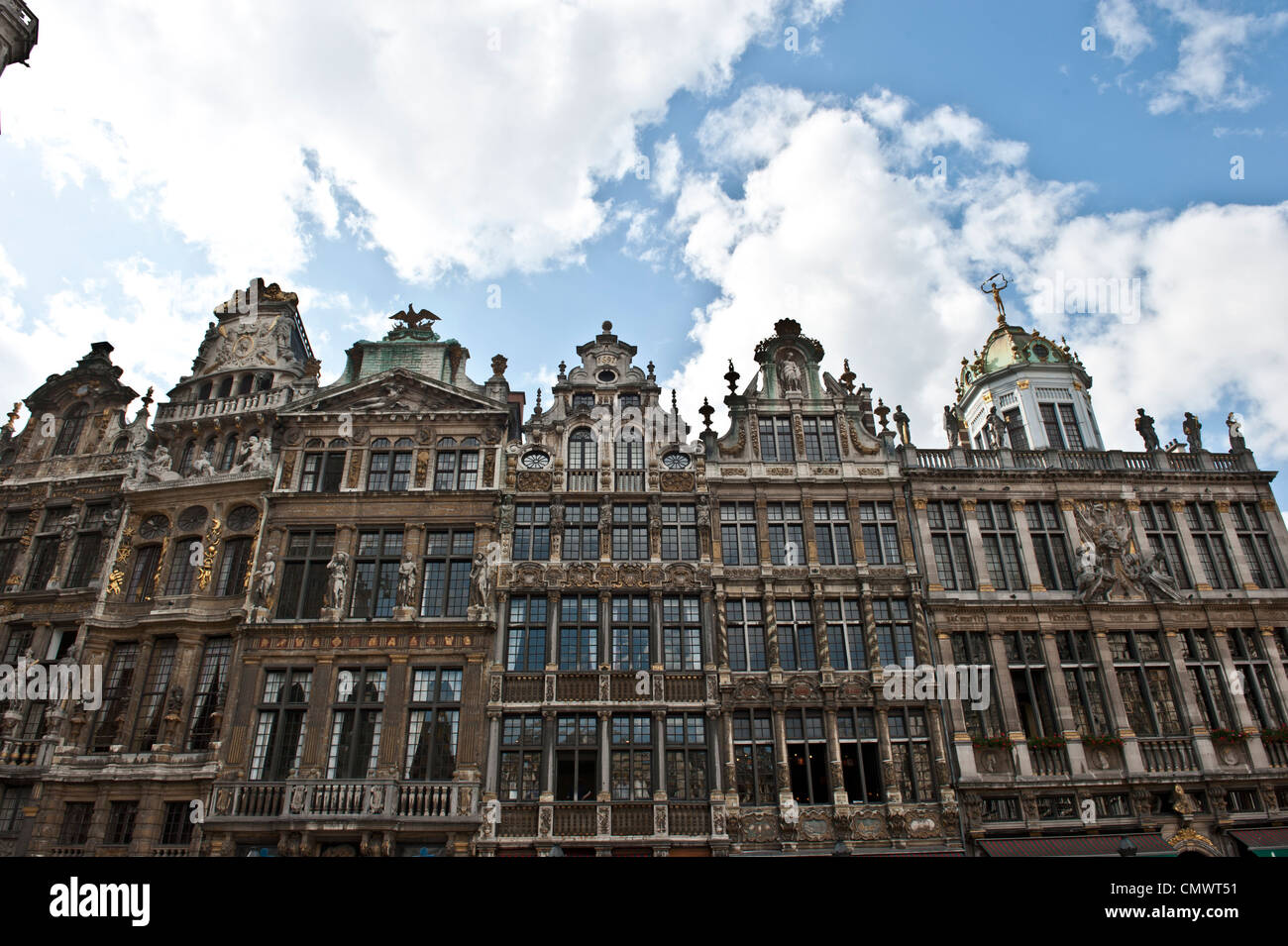 Farbe-Schuss von Gebäuden entlang der Grand Place in Brüssel, Belgien ausgerichtet. Stockfoto