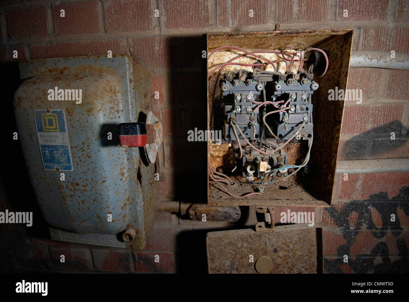 A gebrochen hinunter und baufälligen alten Schalttafel Kasten an der Wand von einer verlassenen Fabrik. Stockfoto