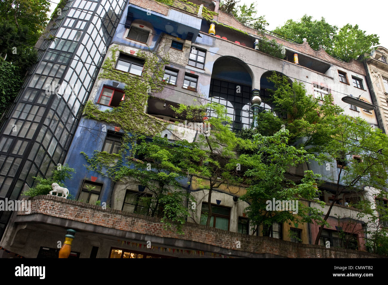 Bäume vor dem HundertwasserHaus Stockfotografie Alamy