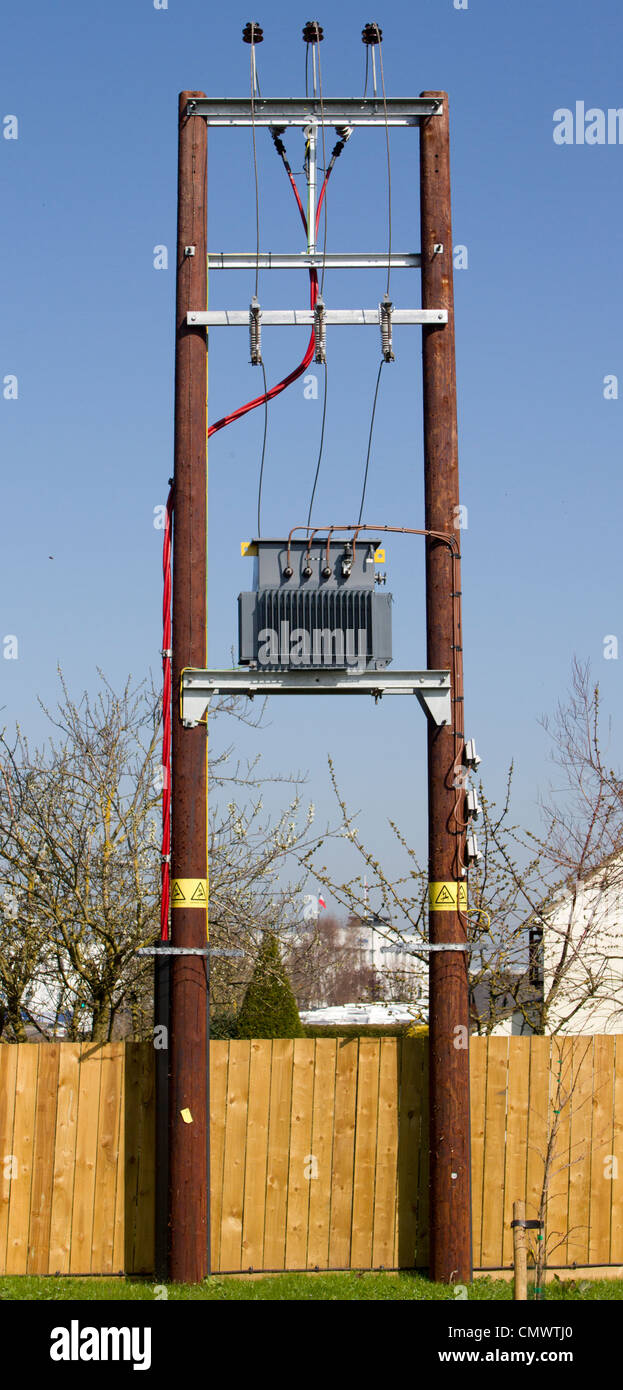 Häusliche Versorgung Transformator auf H-Gestell Stockfoto