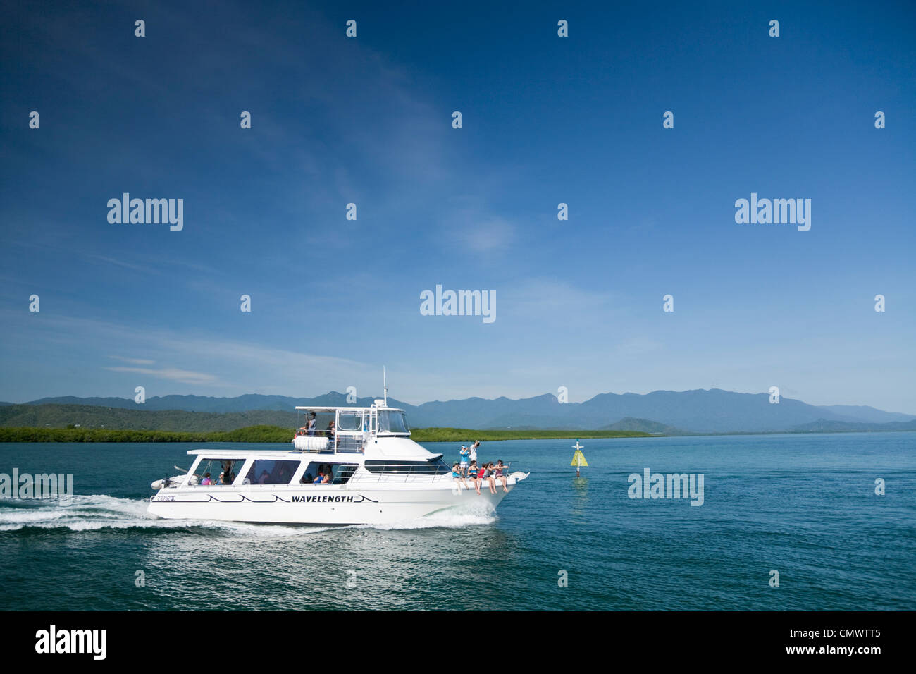 Ein Tourist Boot Heads heraus zum Meer von Port Douglas, Queensland, Australien Stockfoto