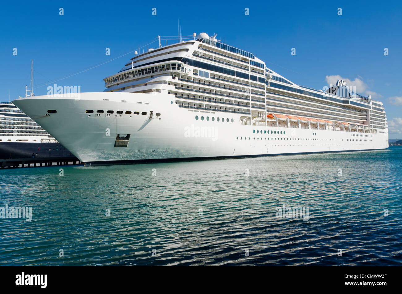 Luxus-Kreuzfahrtschiff im Hafen Stockfoto