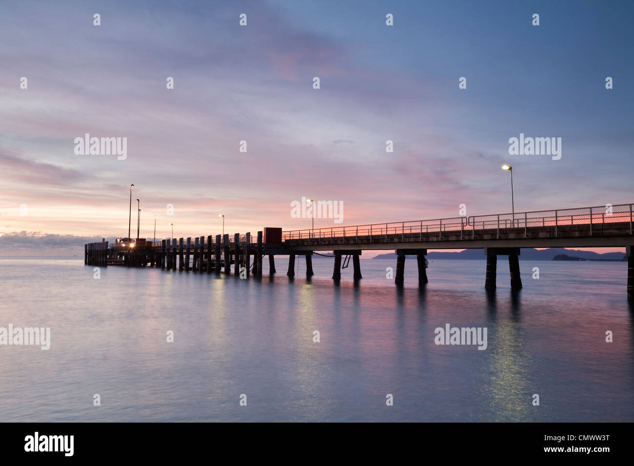 Anlegestelle in der Dämmerung.  Palm Cove, in der Nähe von Cairns, Queensland, Australien Stockfoto