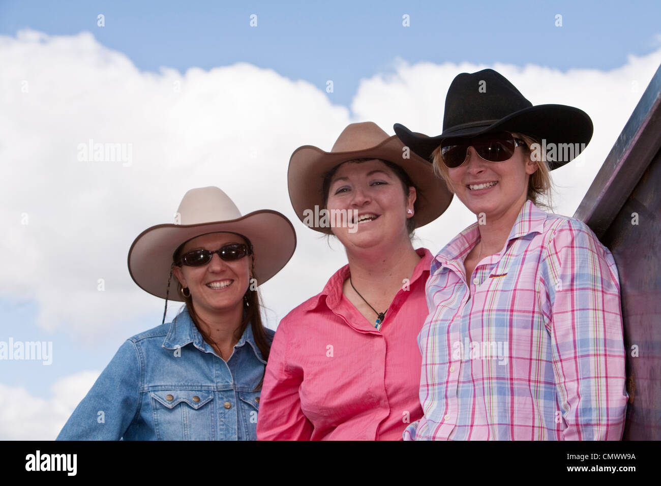 Cowgirls beim jährlichen Mt Granat Rodeo. Mt Granat, Queensland, Australien Stockfoto