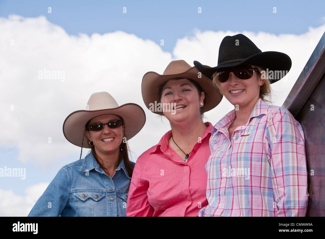 Cowgirls beim jährlichen Mt Granat Rodeo. Mt Granat, Queensland, Australien Stockfoto