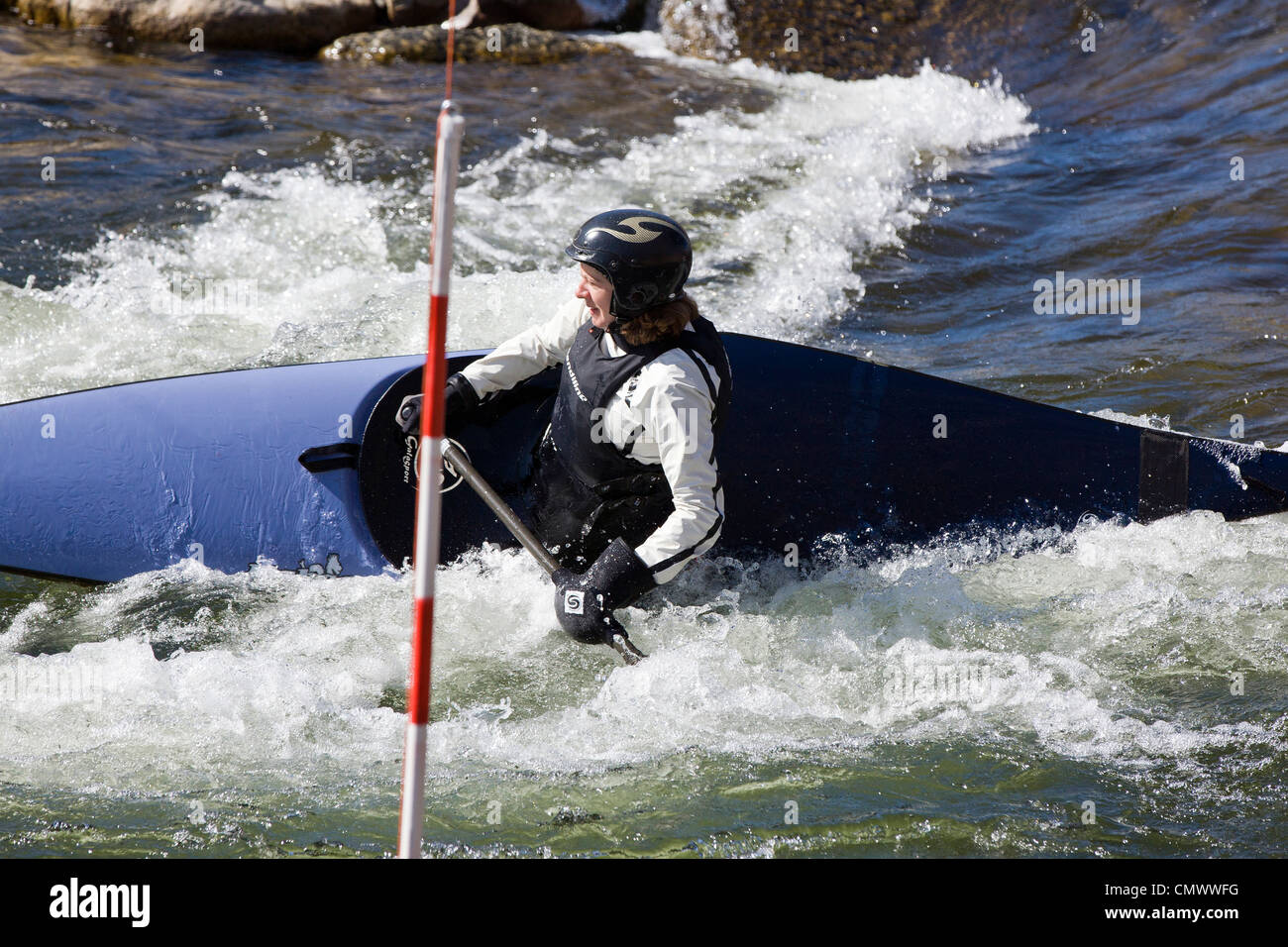 Weibliche Wildwasser Kajak Slalom Racer, Arkansas River, Salida, Colorado, USA Stockfoto