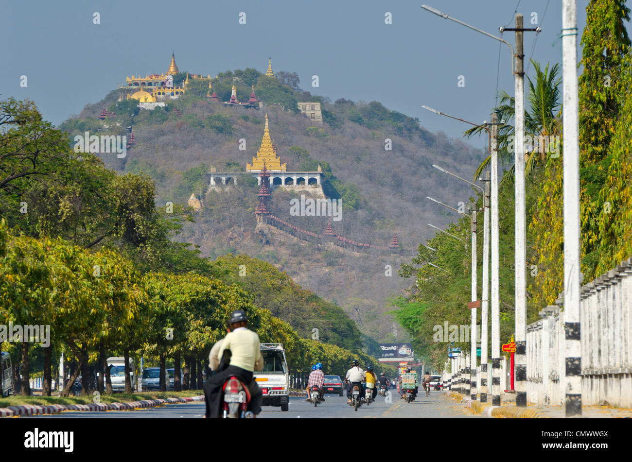 Straßenszene mit Mandalay Hill in Ferne, Mandalay, Myanmar Stockfoto