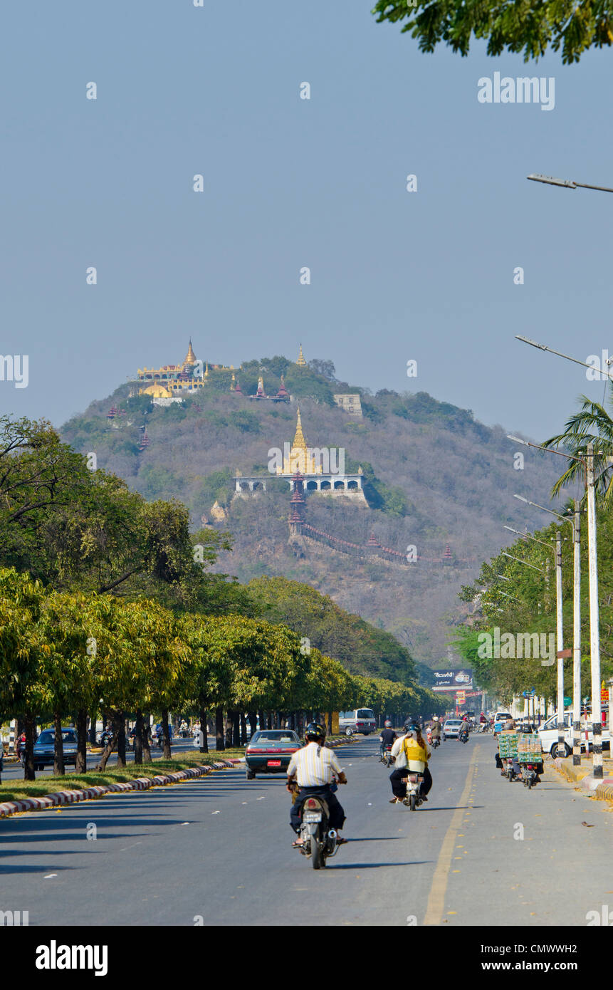 Straßenszene mit Mandalay Hill in Ferne, Mandalay, Myanmar Stockfoto