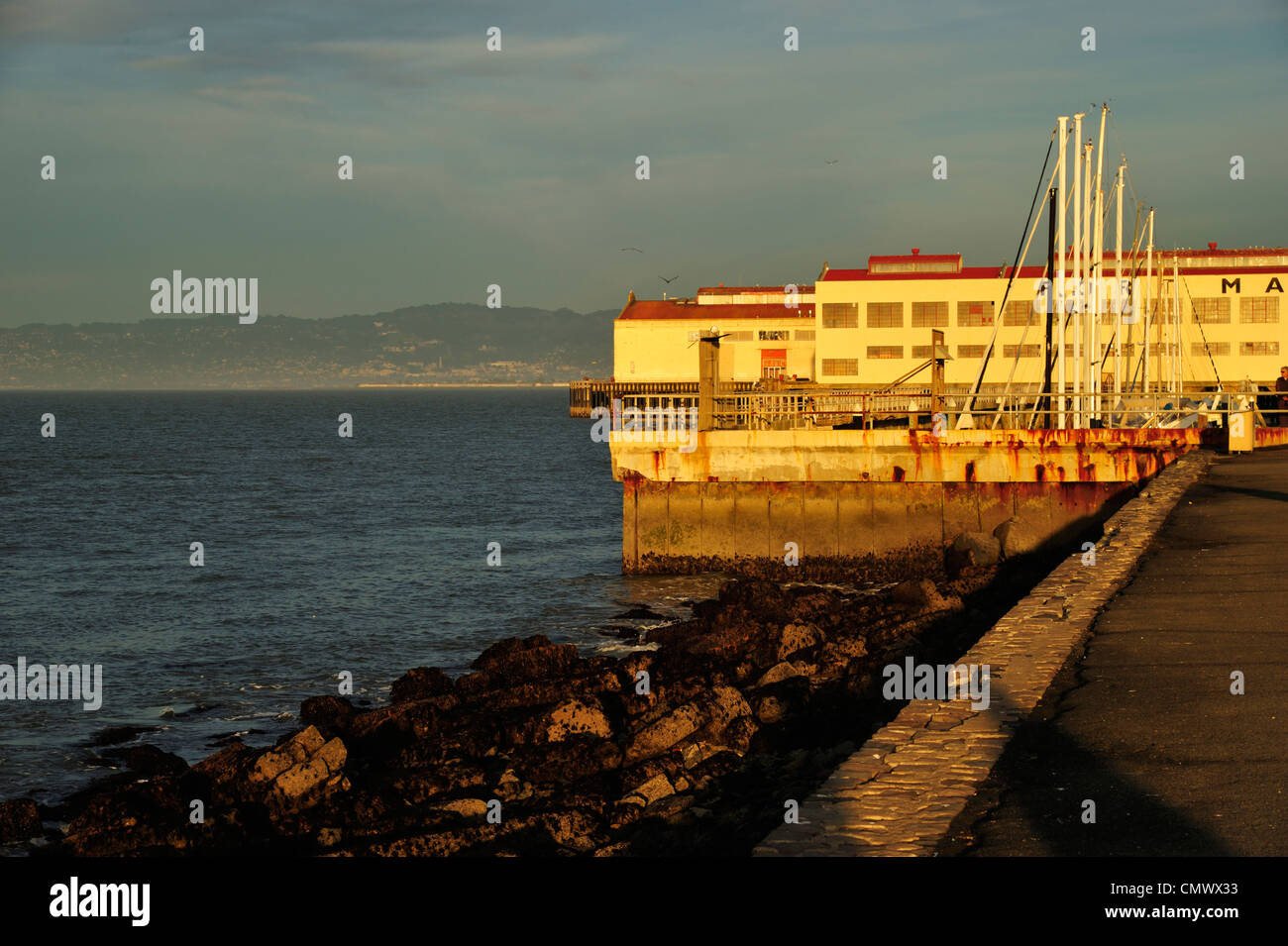 Dramatischen Sonnenuntergang über Fort Manson Landung Piers, North Beach CA Stockfoto