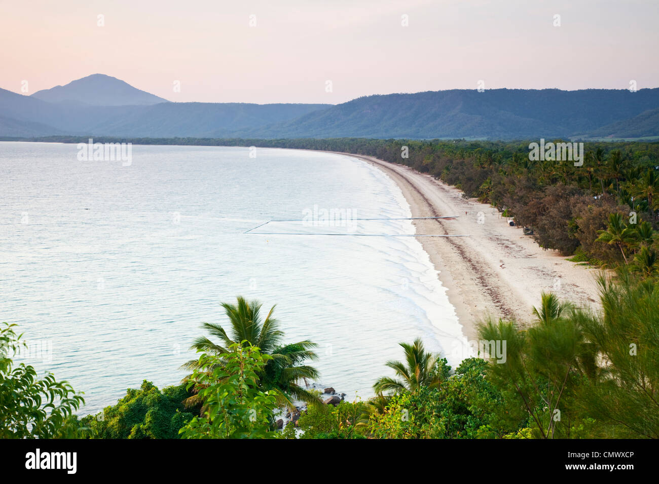 Ansicht des Four Mile Beach von Flagstaff Hill. Port Douglas, Queensland, Australien Stockfoto