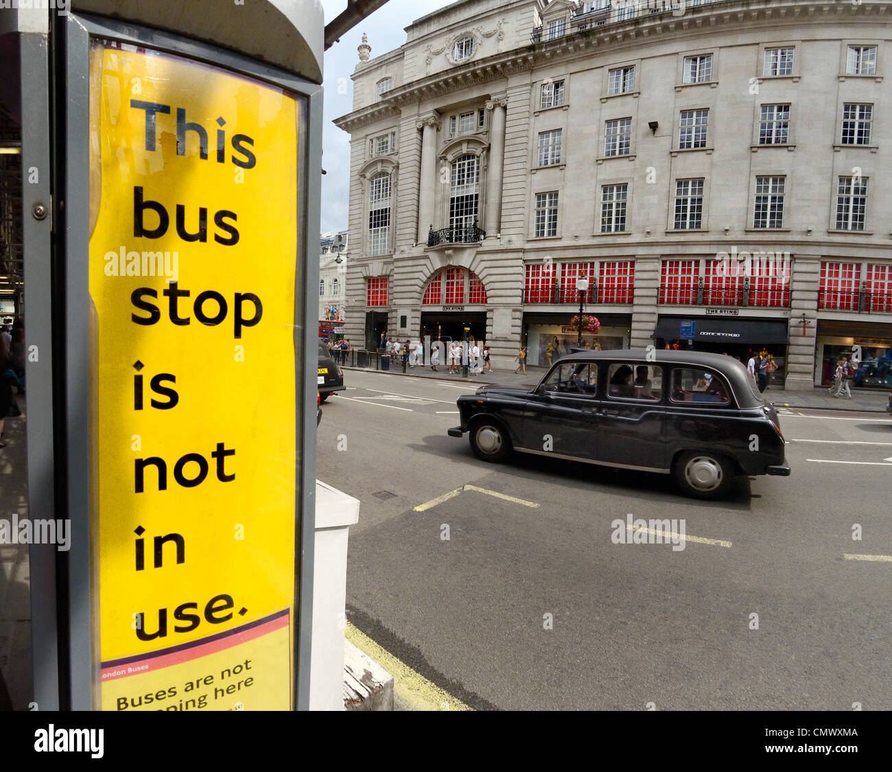 London, England. Taxi vorbei geschlossen Bushaltestelle in der Regent Street Stockfoto
