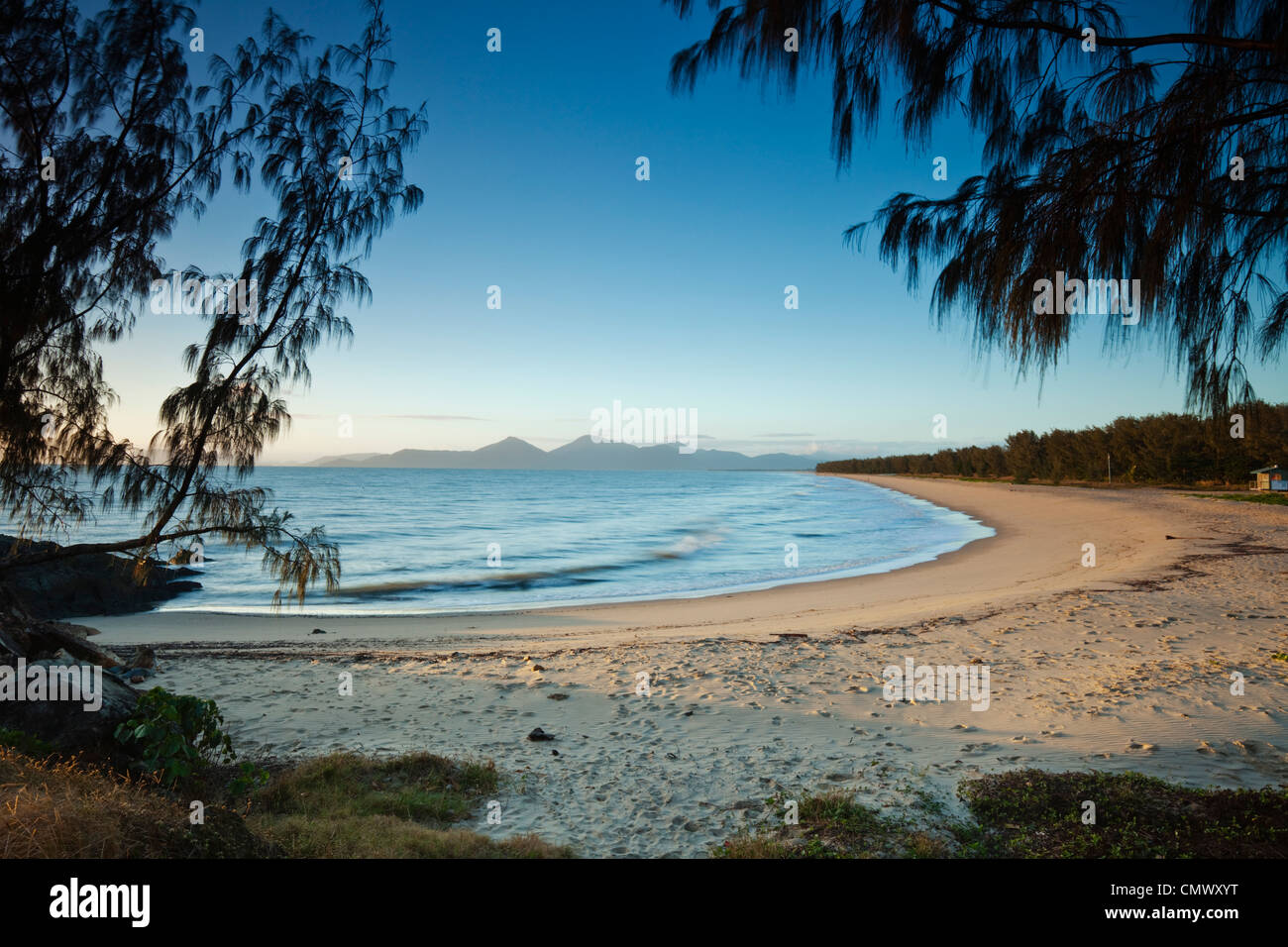 Yorkeys Knob Strand im Morgengrauen. Yorkeys Knob, Cairns, Queensland, Australien Stockfoto