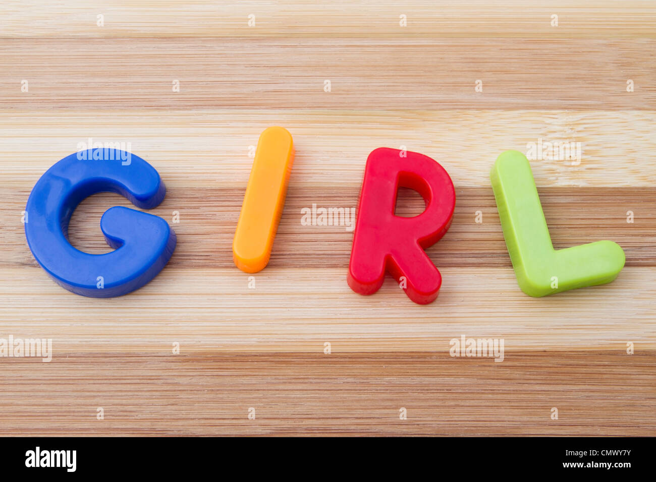 Brief-Magnete "GIRL" Closeup auf Holz Hintergrund Stockfoto