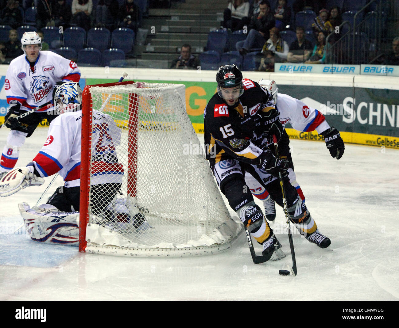 Sport, Eishockey, Deutsche Eishockey Liga 2011/2012, Krefeld Pinguine gegen die Nürnberg Ice Tigers 1:3, Szene des Spiels, vlnr James Pollock (NIT), Torwart Patrick OHL (NIT), Duncan Milroy (KP) Stockfoto