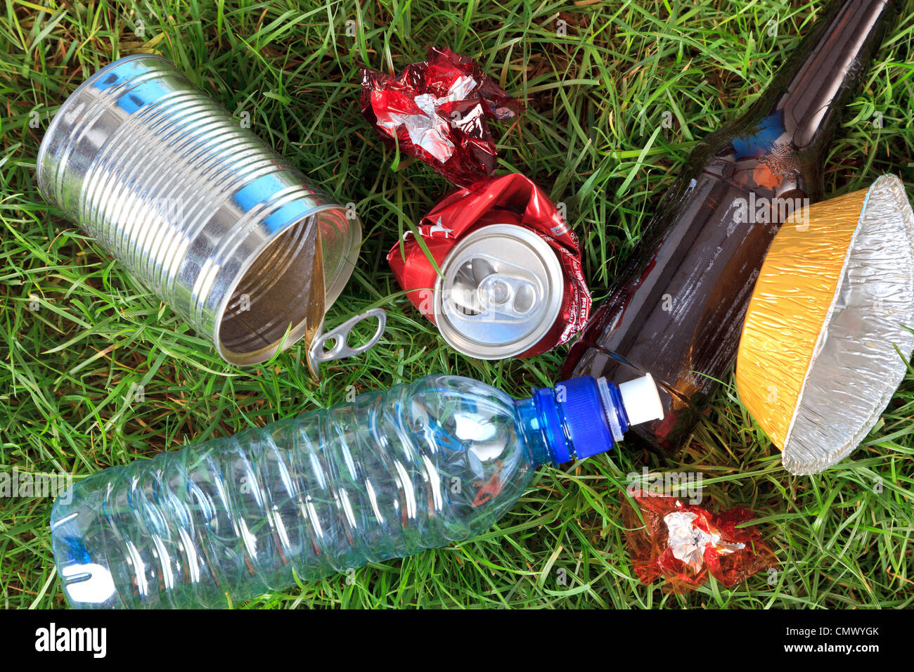 Foto der Sänfte auf Rasen, Flaschen, Dosen und Verpackungen. Stockfoto