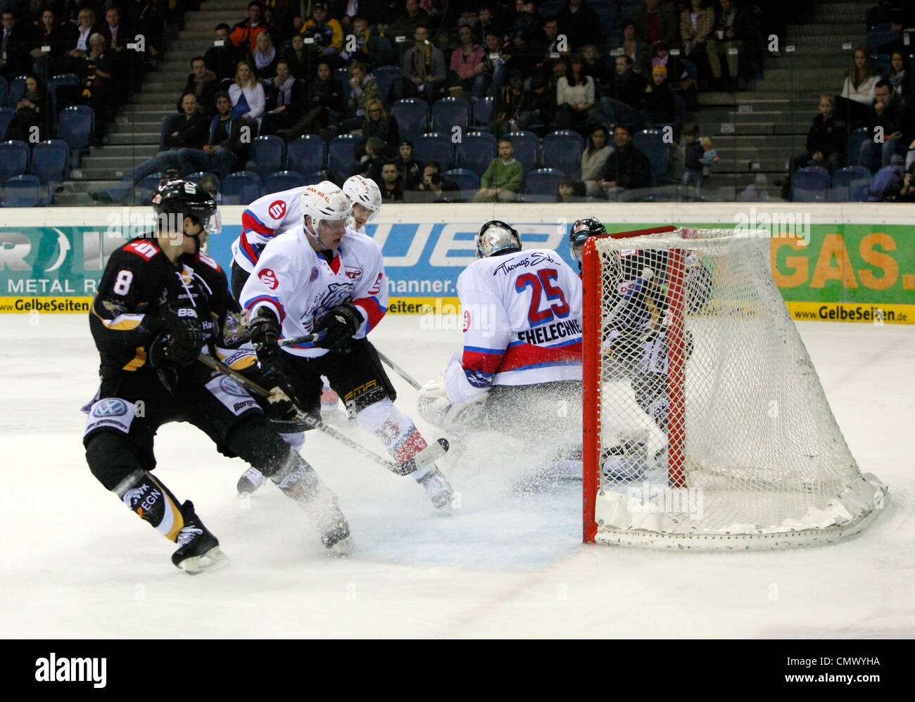 Sport, Eishockey, Deutsche Eishockey Liga 2011/2012, Krefeld Pinguine gegen die Nürnberg Ice Tigers 1:3, Szene des Spiels, vlnr Sinan Akdag (KP), Björn Barta (NIT), Sven Butenschoen (NIT), Torwart Patrick OHL (NIT), Duncan Milroy (KP) Stockfoto