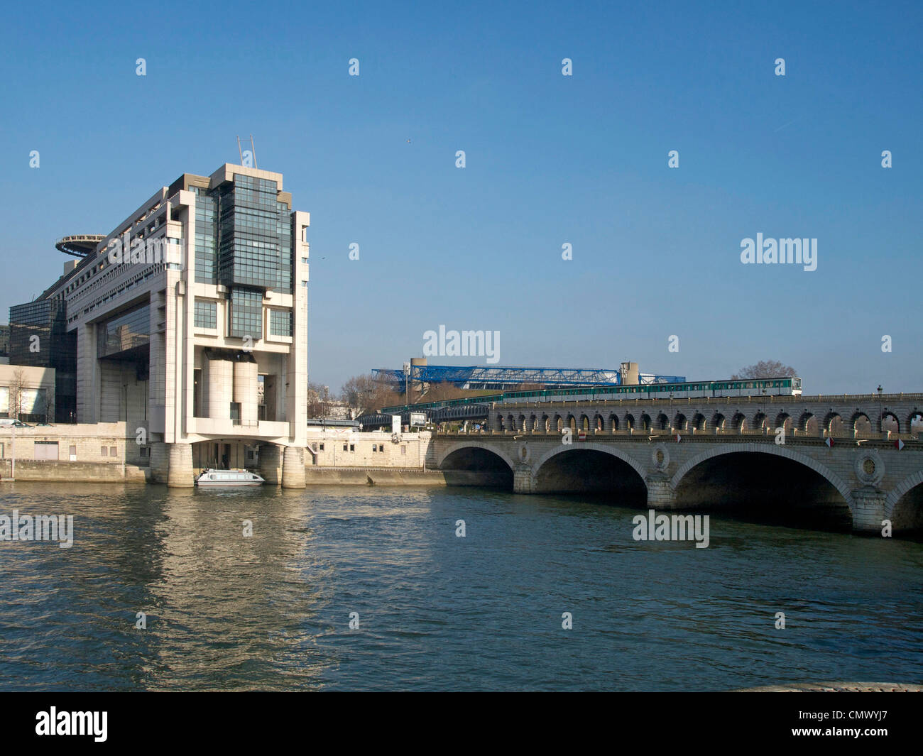 Finanzministerium und Bercy Bridge , Pont de Bercy, seine, Paris, Frankreich, Europa Stockfoto