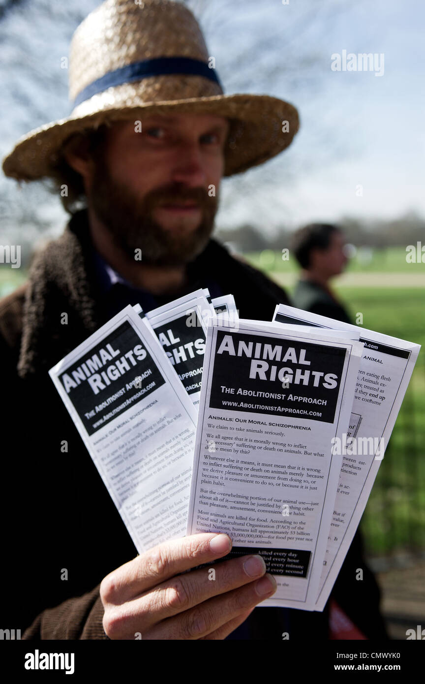 Ein Tier Rechte Demonstranten halten Broschüren Stockfoto