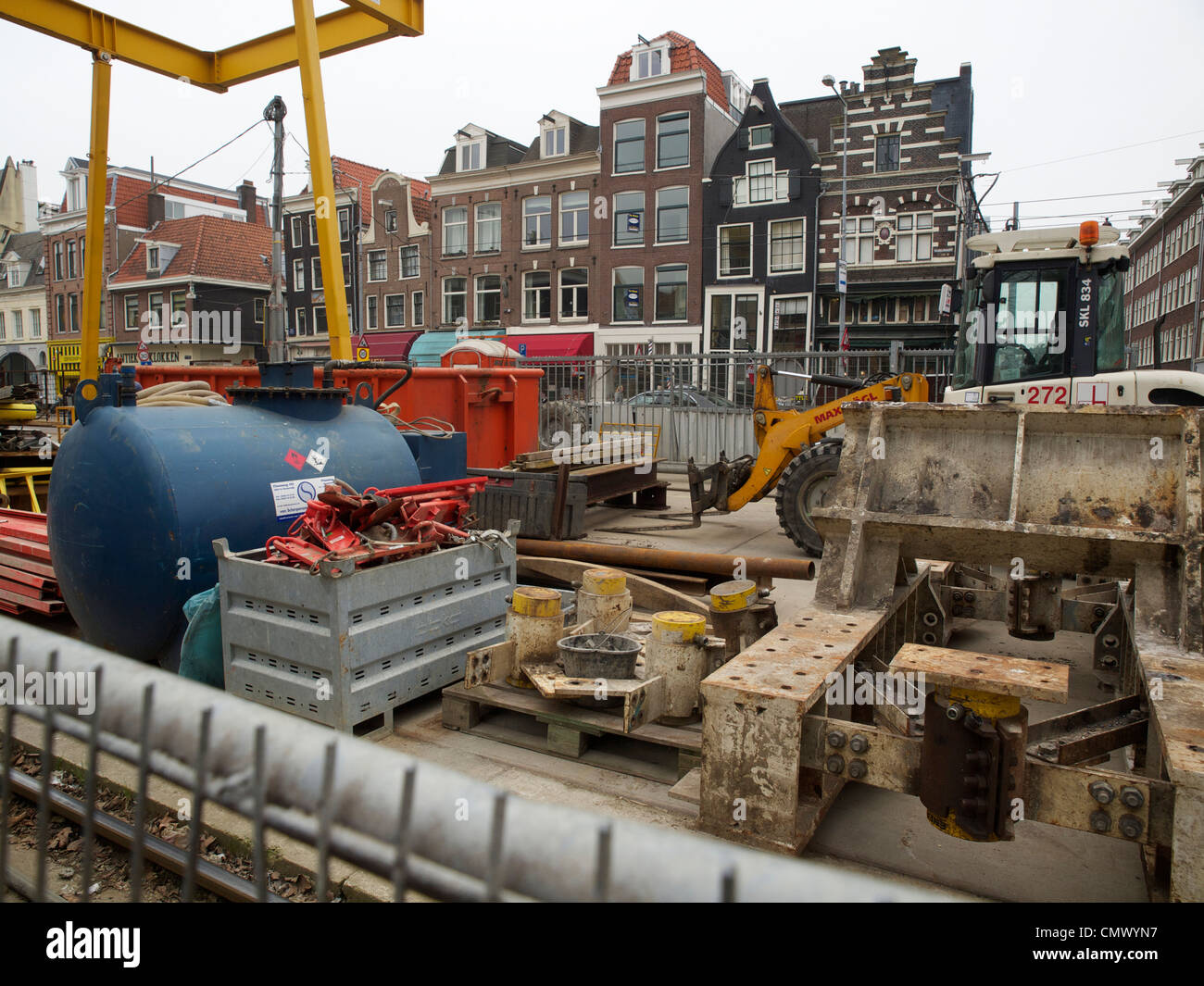 Die Vijzelstraat in Amsterdam Niederlande während des Baus der Nord-Süd-u-Bahnlinie Tunnel. Stockfoto