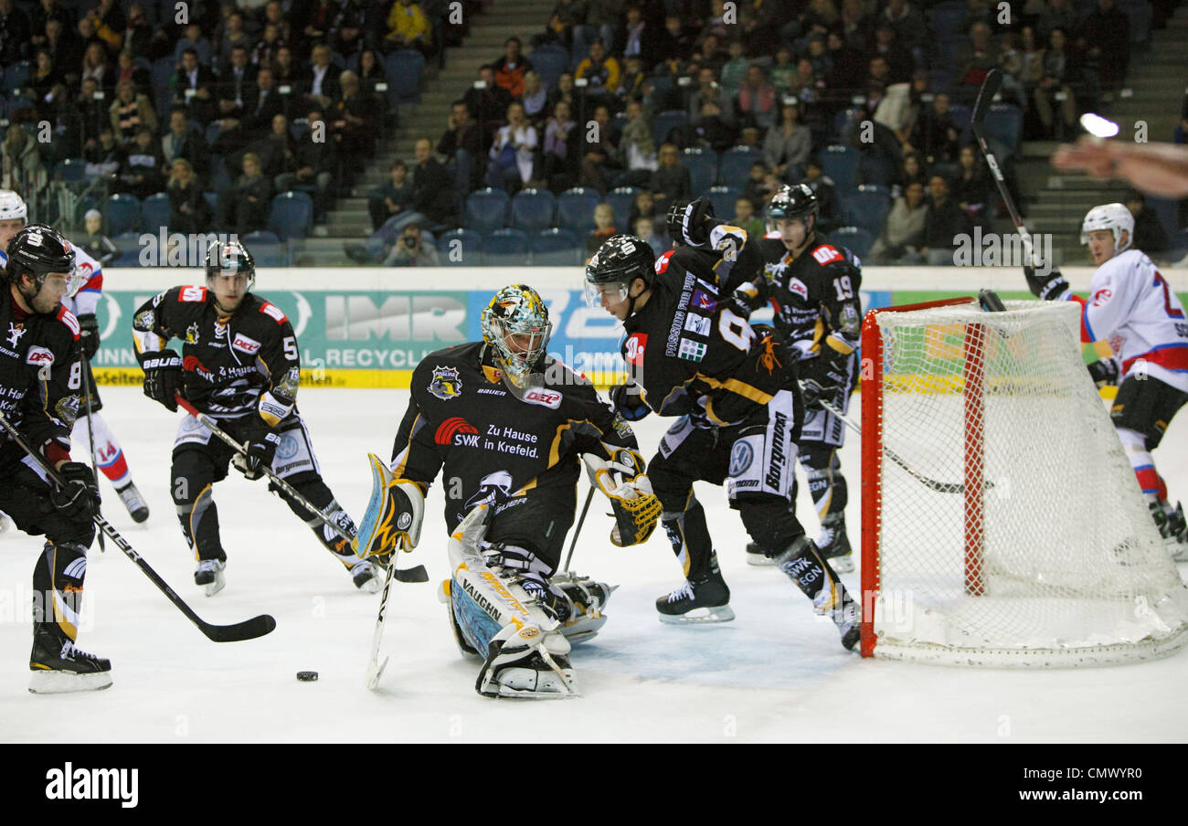 Sport, Eishockey, Deutsche Eishockey Liga 2011/2012, Krefeld Pinguine gegen die Nürnberg Ice Tigers 1:3, Szene des Spiels, vlnr Rok Ticar (KP), Mitja Robar (KP), Torwart Scott Langkow (KP), Sinan Akdag (KP), Michael Endrass (KP), Tim Schüle (NIT) Stockfoto