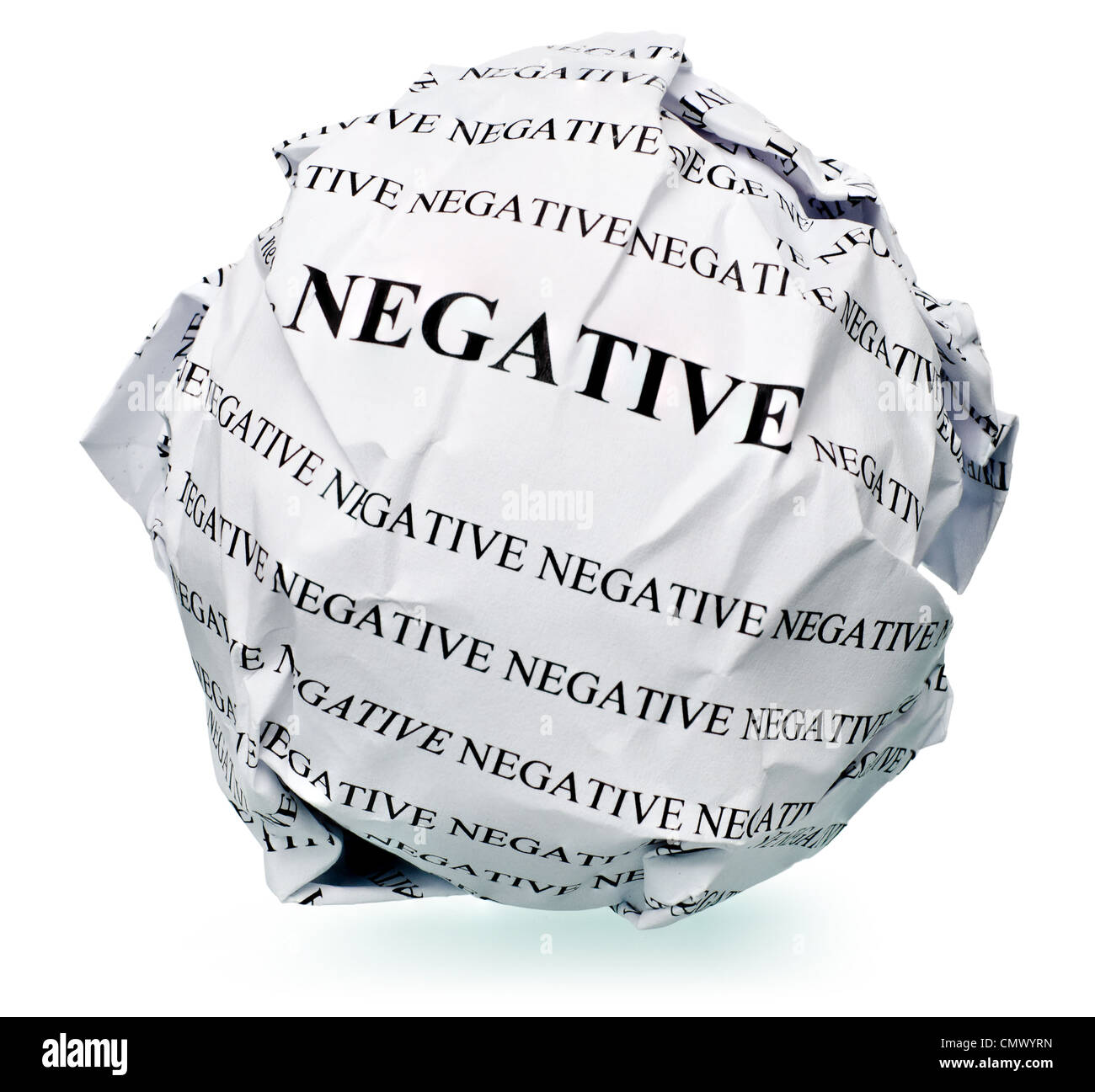 Papierkugel mit Text "negativ" und Clipping-Pfad auf weißem Hintergrund Stockfoto