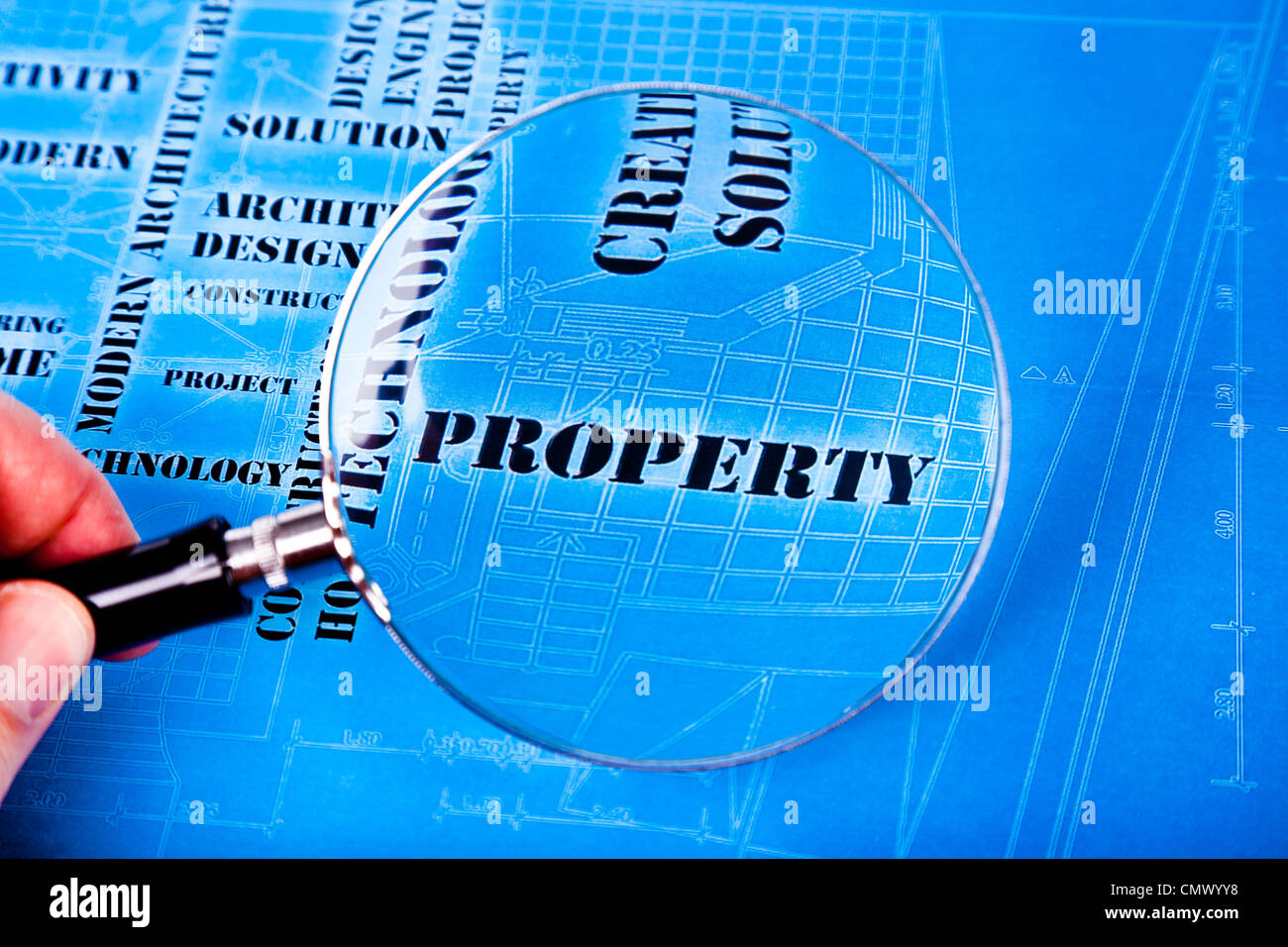 menschliche Hand mit einer Lupe auf die Kunst architektonischen Hintergrund Stockfoto