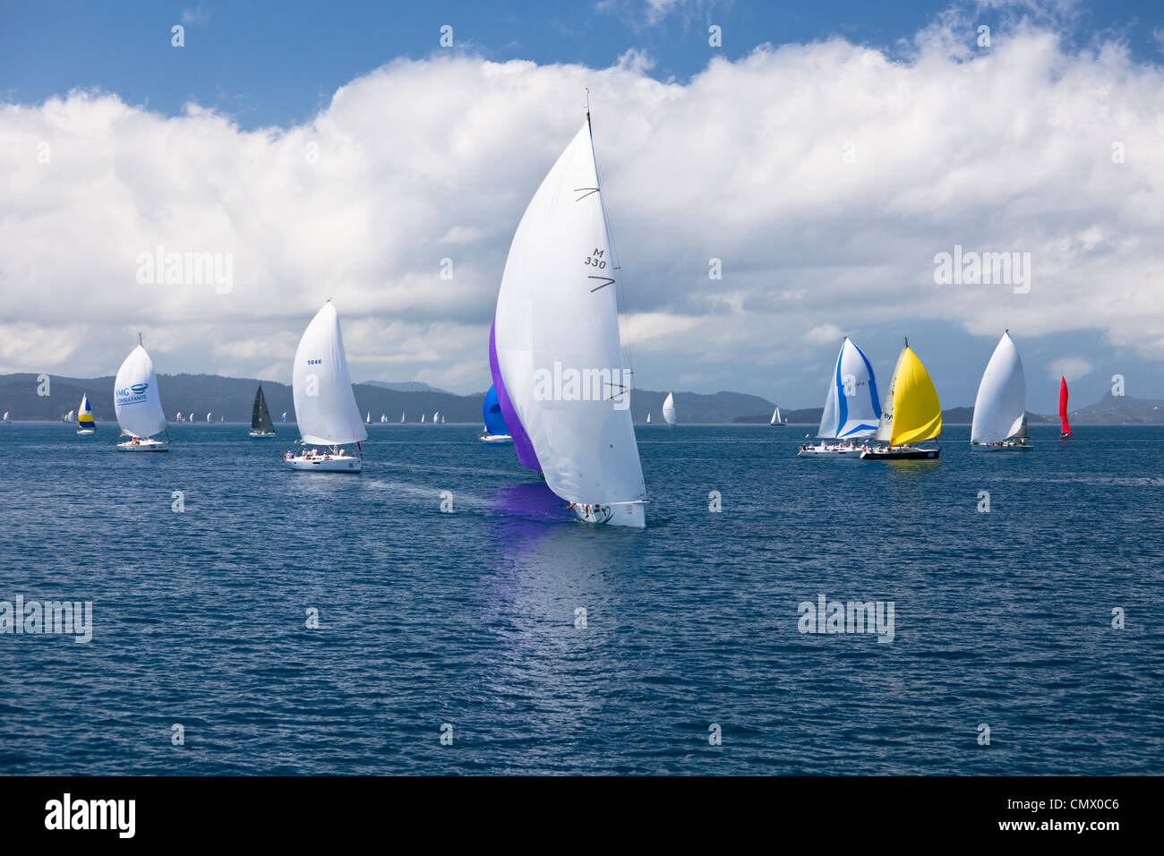 Yacht-Rennen in der Whitsunday Passage während Hamilton Island Race Week. Whitsundays, Queensland, Australien Stockfoto