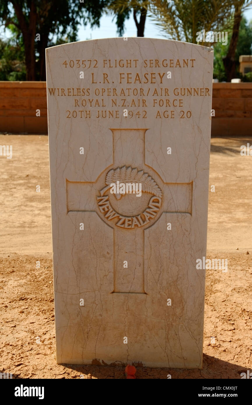 Benghazi. Cyrenaica. Libyen. Grabstein und Grab von Neuseeland Flight Sergeant bilden die königliche Neuseeland Luftwaffe der Commonwealth-Krieg Stockfoto