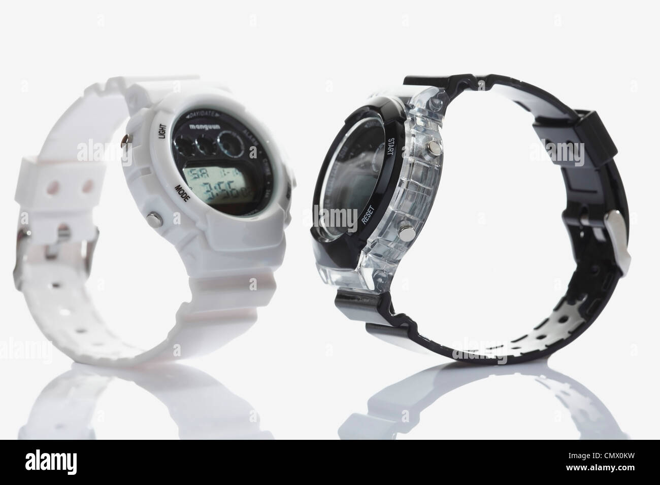 Sportliche Armbanduhren auf weißem Hintergrund, Nahaufnahme Stockfoto