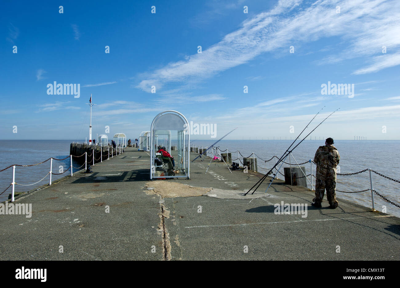 Leute angler angeln aus Clacton Pier in Essex. Stockfoto