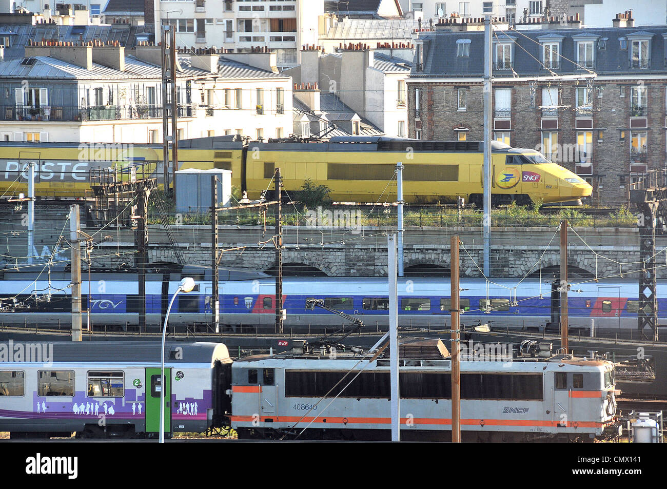 Züge der Verkehr in der Nähe von Bahnhof Lyon Paris Frankreich Stockfoto