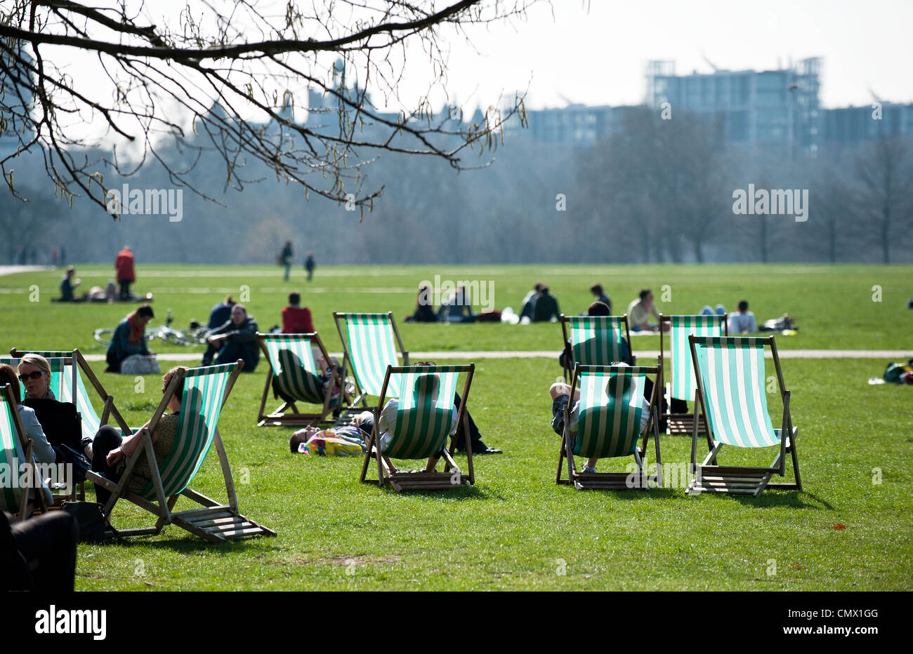 Menschen genießen die Sonne im Hyde Park in London Stockfoto