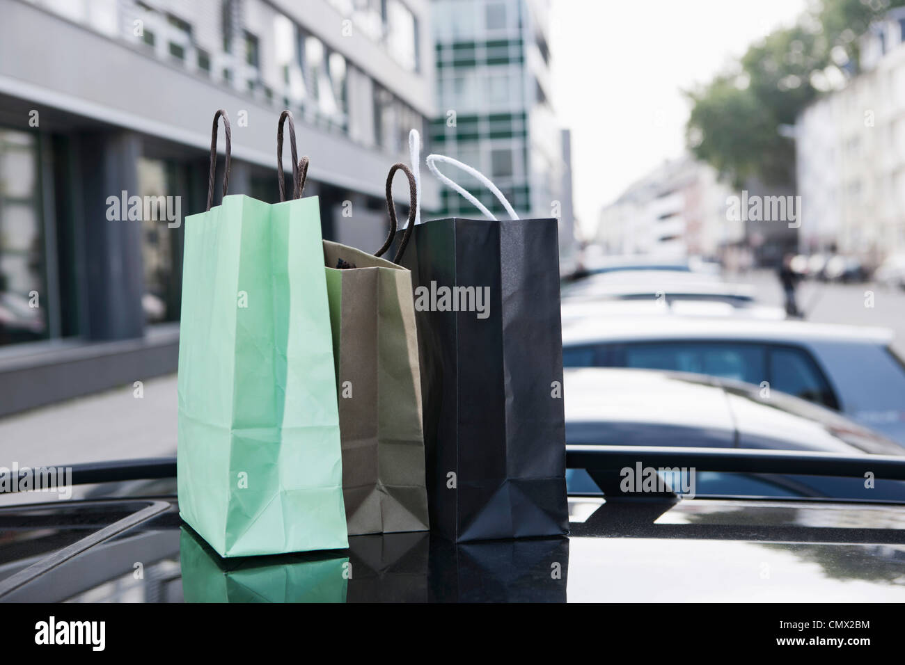 Deutschland, Köln, Einkaufstaschen auf Autodach Stockfoto
