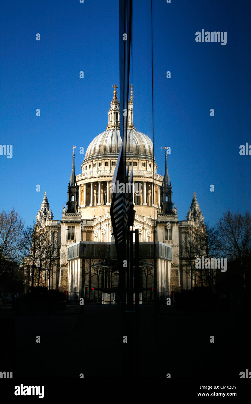 St. Pauls Cathedral spiegelt sich in der Glasfront der Jamie Oliver Barbecoa Restaurant in neue Änderung, City of London, UK Stockfoto