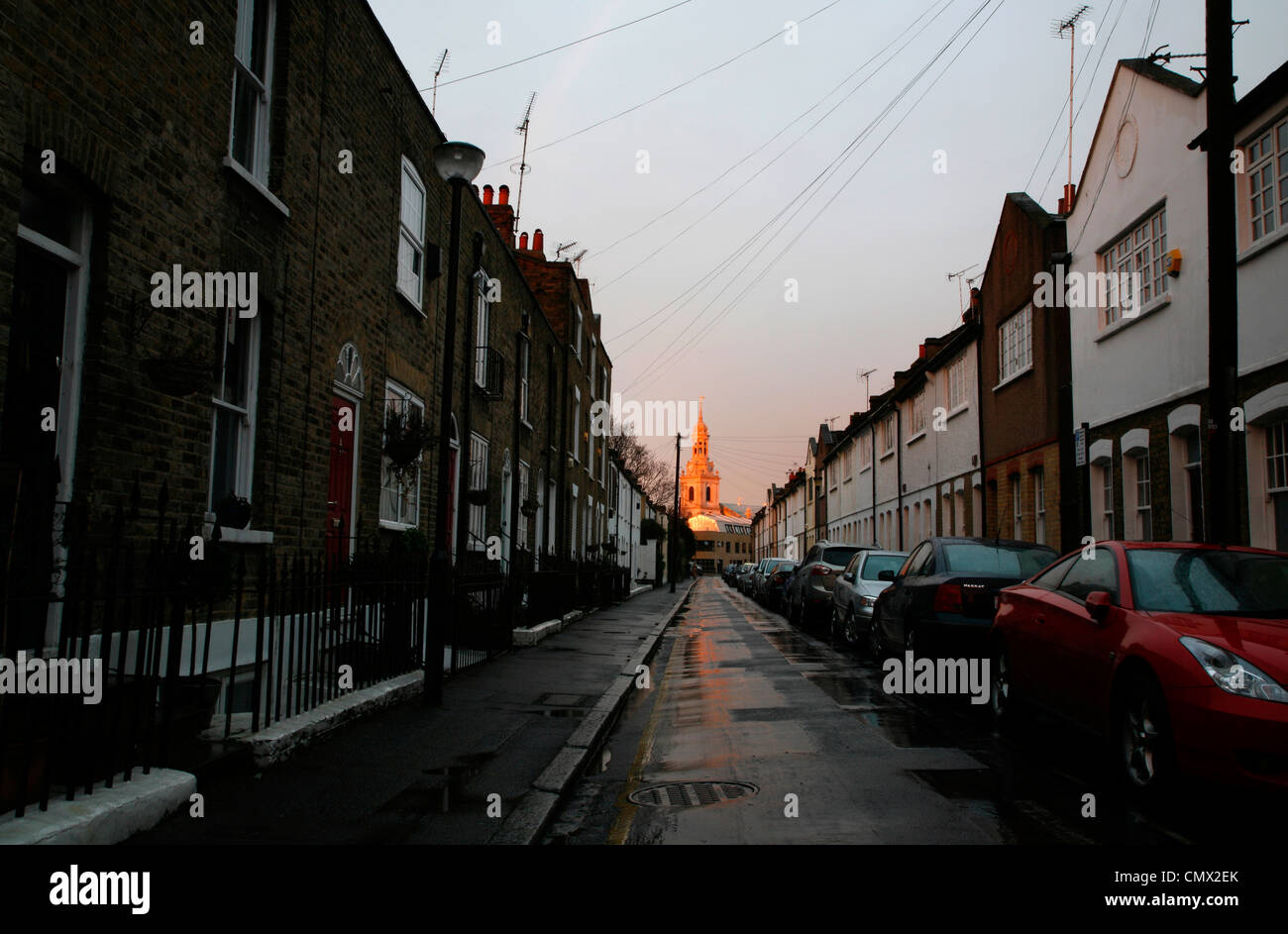 Nachschlagen von Straightsmouth zu einer sonnenbeschienenen St Alfege Kirche, Greenwich, London, Großbritannien Stockfoto