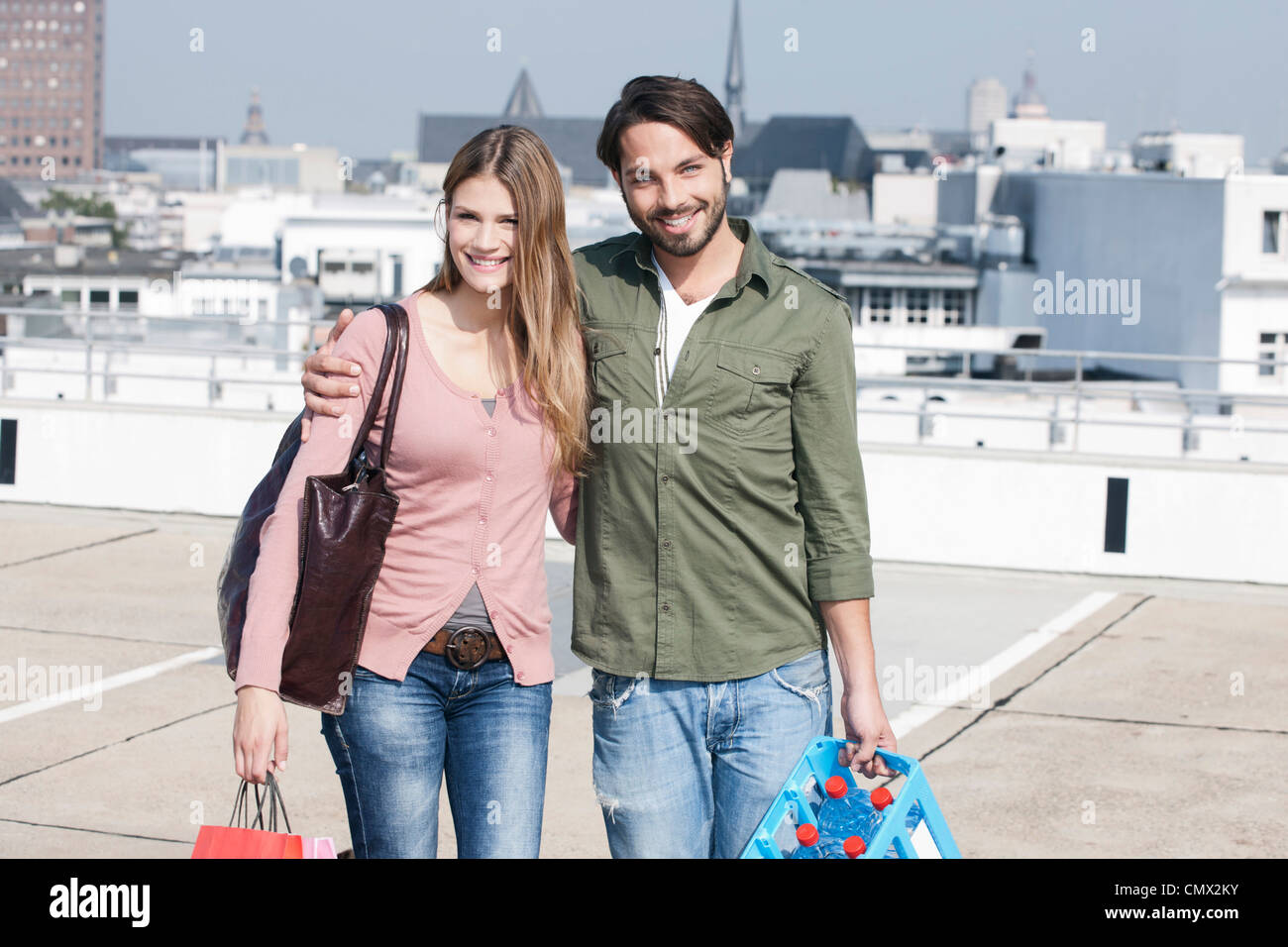 Deutschland, Köln, junges Paar mit Einkaufstüten, Lächeln, Porträt Stockfoto