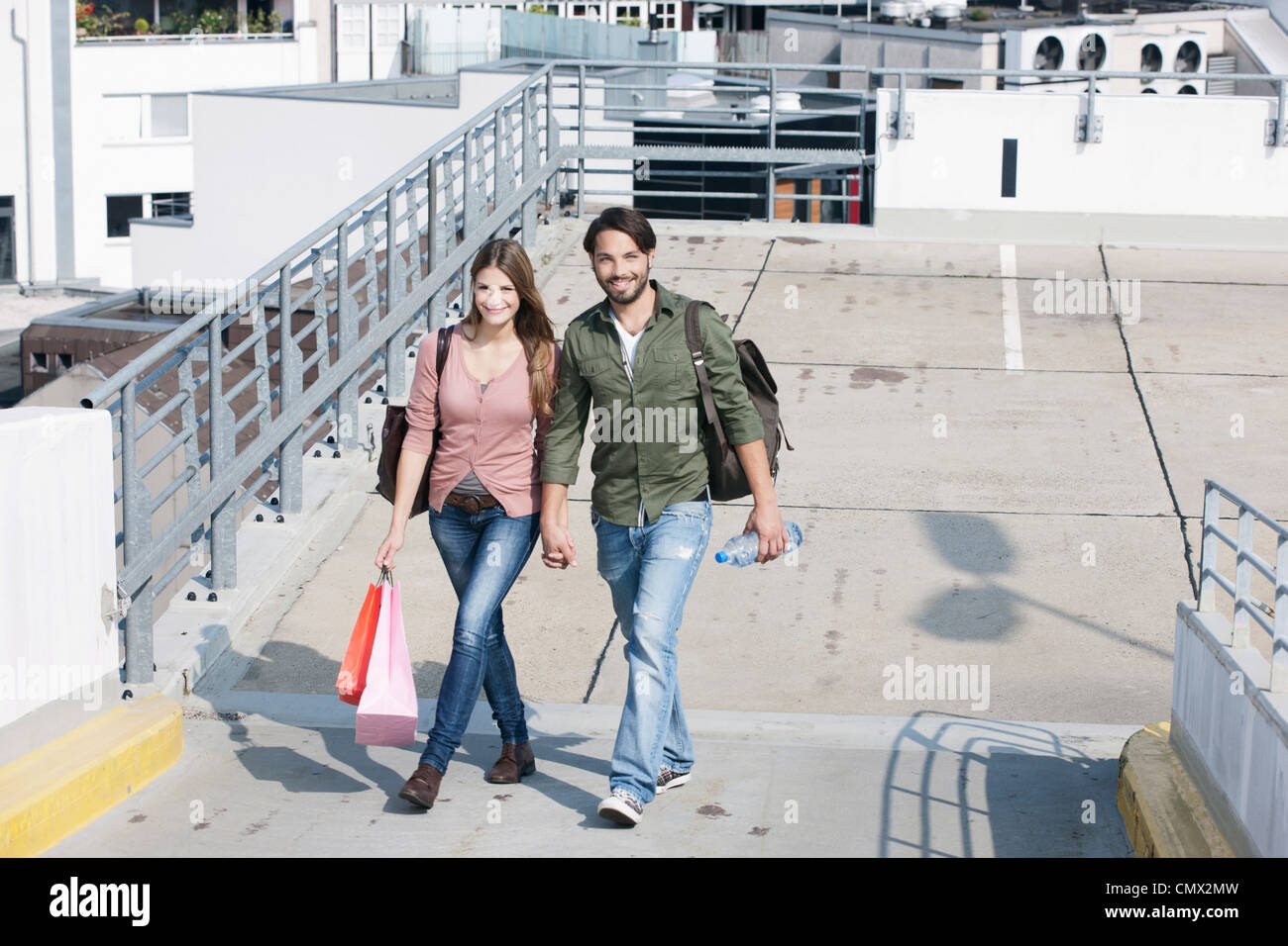 Deutschland, Köln, junges Paar mit Einkaufstüten, Lächeln, Porträt Stockfoto