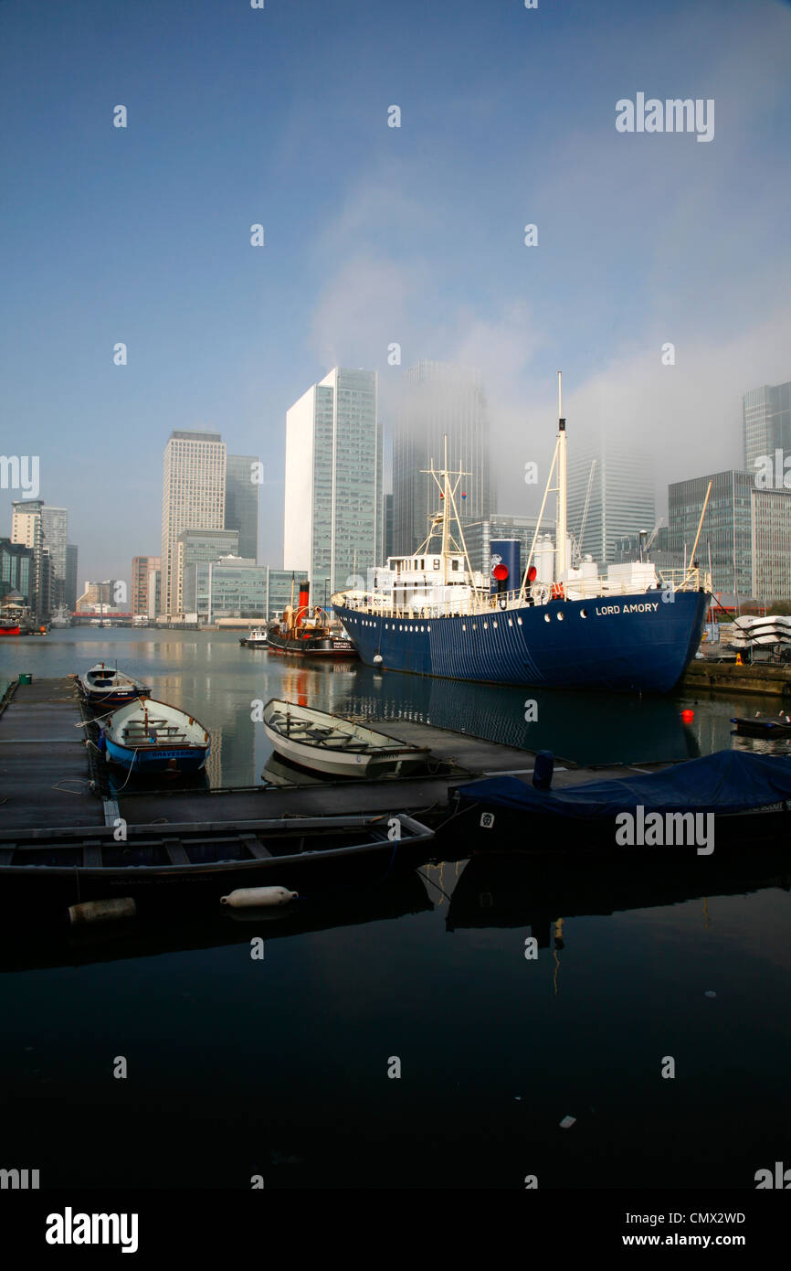 Neblige Sicht des Canary Wharf aus West India Dock Süd, Isle of Dogs, London, UK Stockfoto