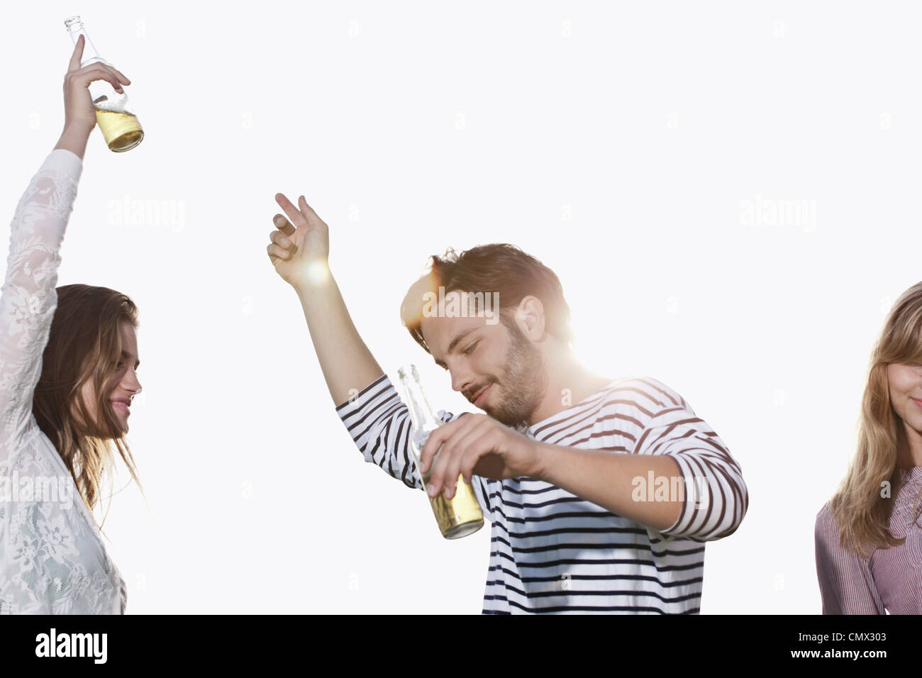 Deutschland, Köln, junger Mann und Frau tanzt mit Bierflaschen, Lächeln Stockfoto