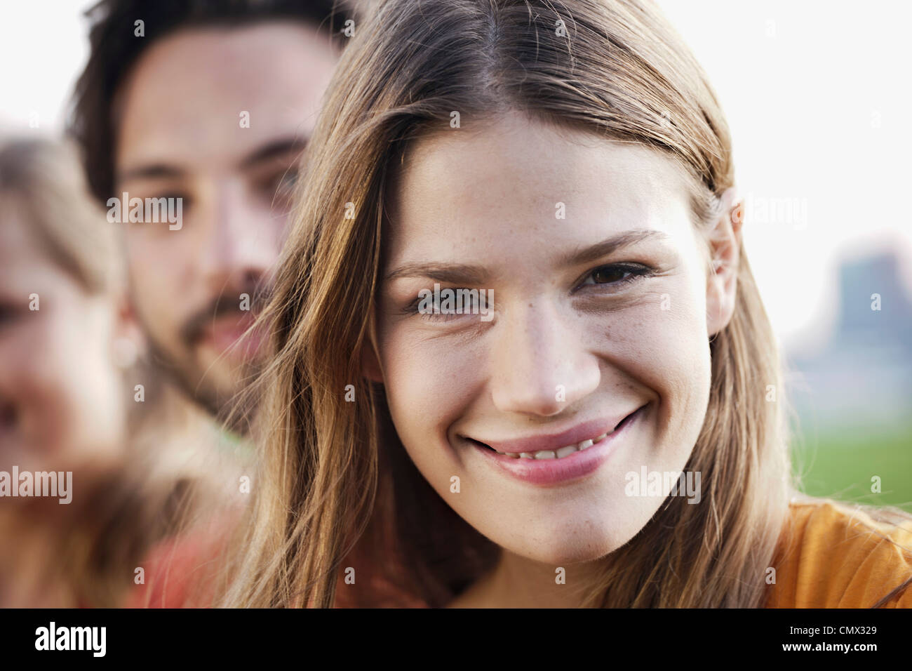 Deutschland, Köln, junger Mann und Frau Lächeln auf den Lippen, Nahaufnahme Stockfoto
