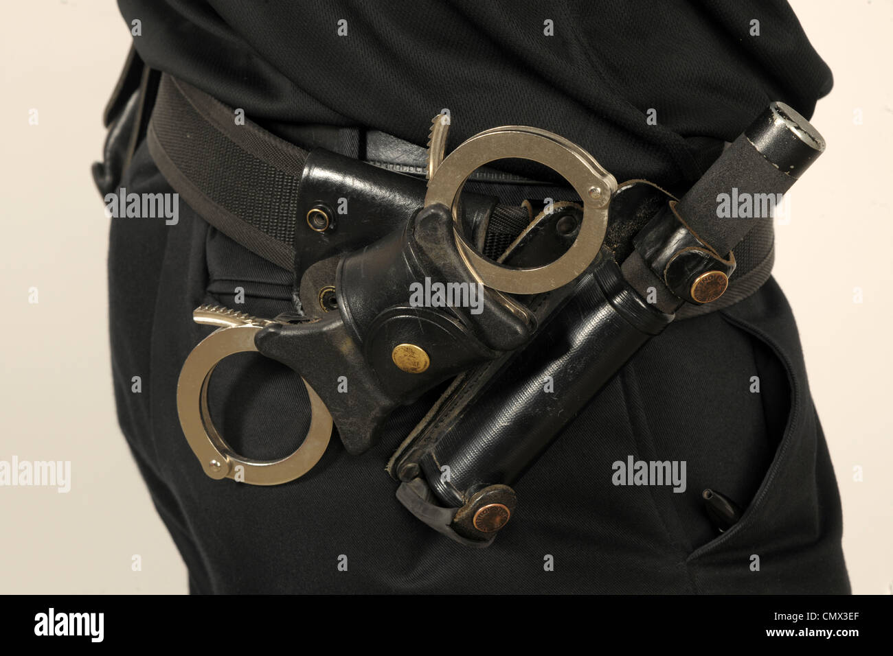 Polizei-Dienstprogramm Gürtel zeigt Beförderung von den Handschellen und Polizei Batton, genannt eine ASP. ECHTE POLIZEI. Stockfoto