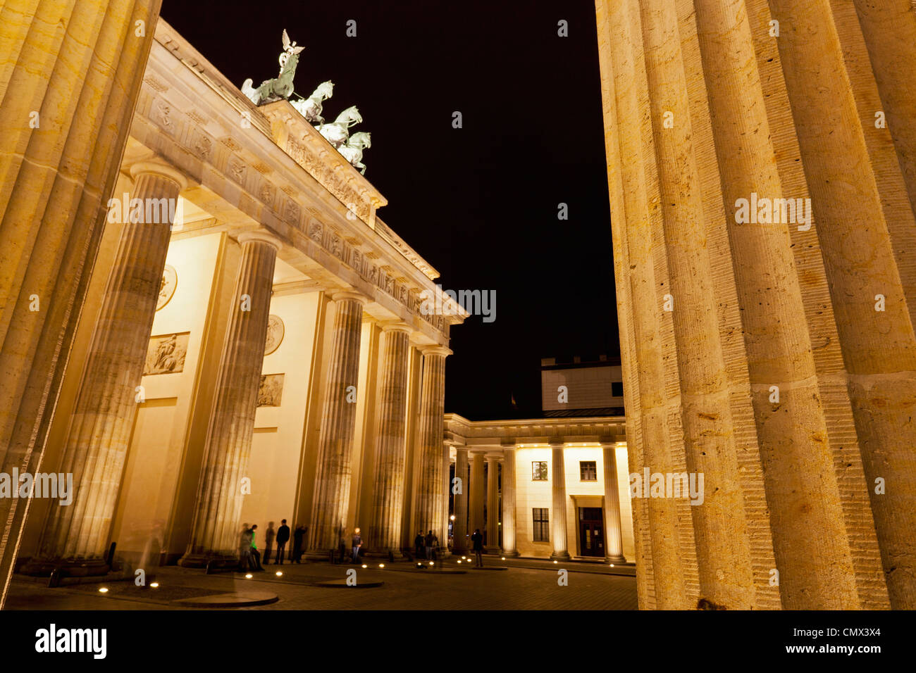 Deutschland, Berlin, Menschen am Brandenburger Tor Stockfoto