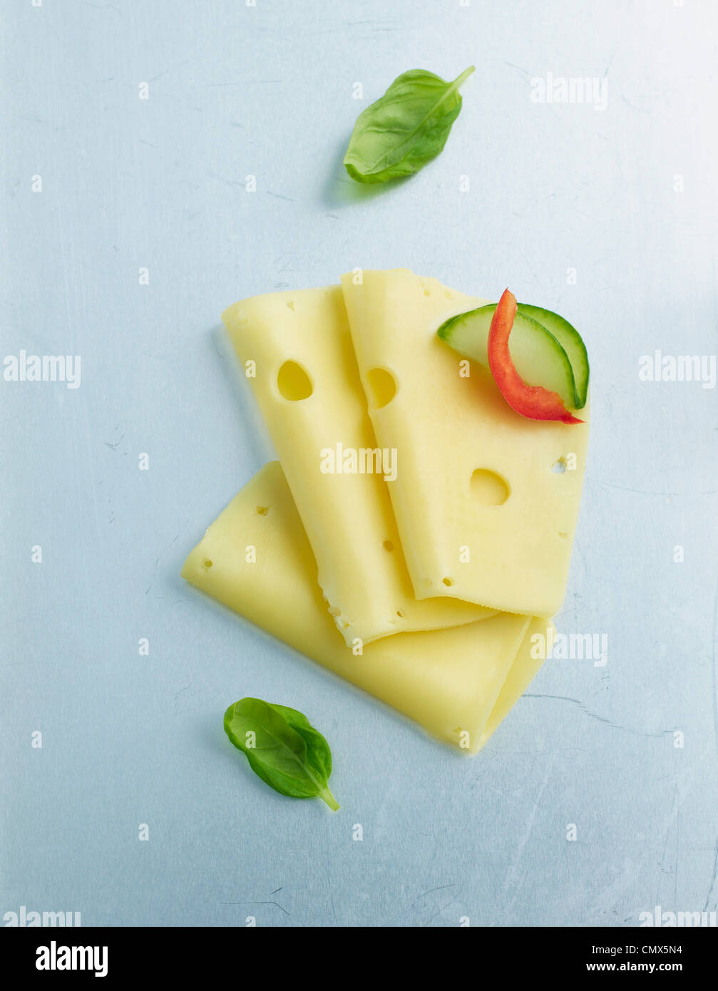 Käse mit Gemüse auf weißem Hintergrund Stockfoto