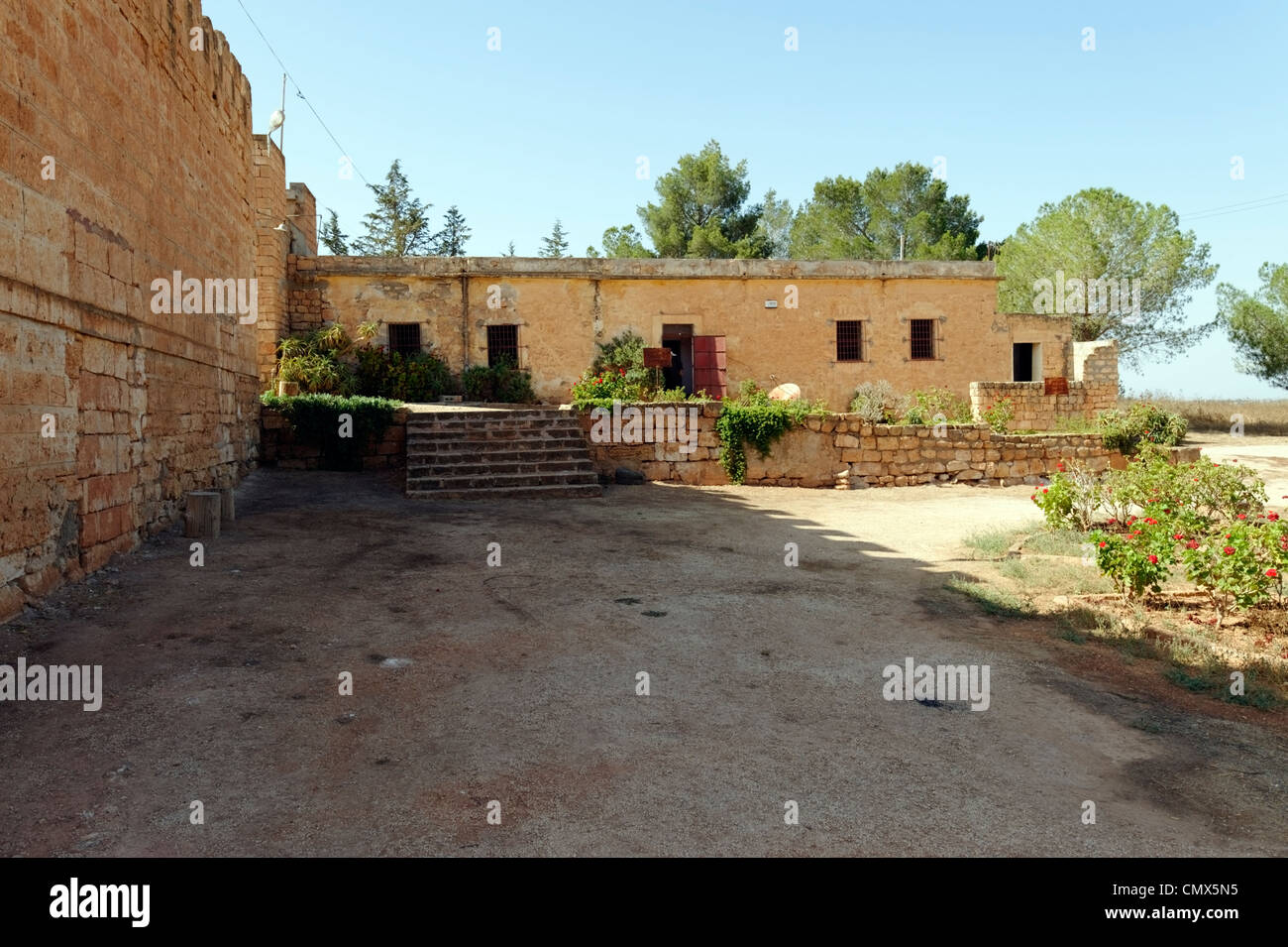 Eingeschränkte Sicht auf das äußere des Museums im Qasr Libyen an die fünfzig Mosaiken gefunden in der Ostkirche verschoben wurden. Stockfoto