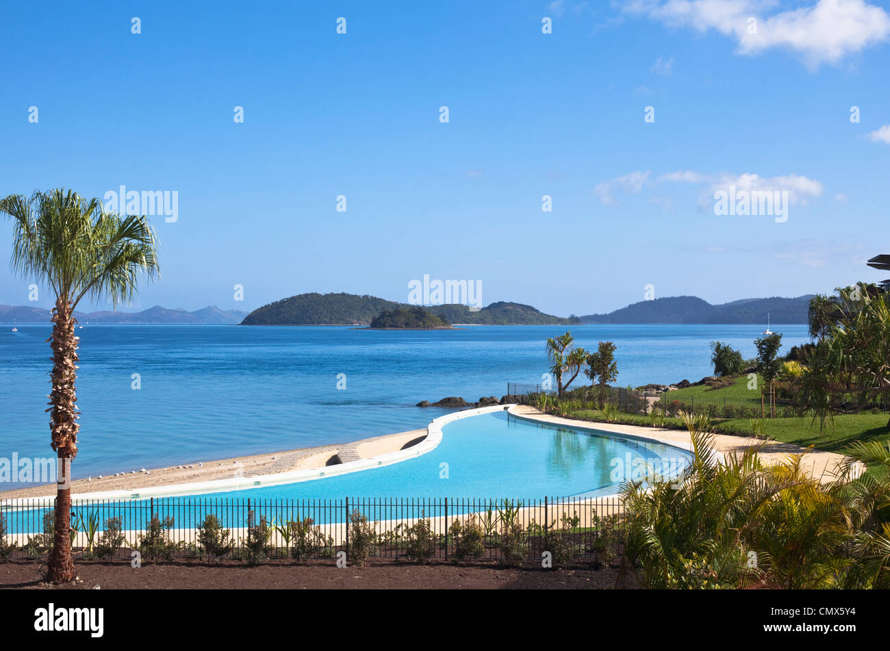 Waterfront Swimmingpool auf Hamilton Island Yacht Club Villas. Hamilton Island, Whitsundays, Queensland, Australien Stockfoto