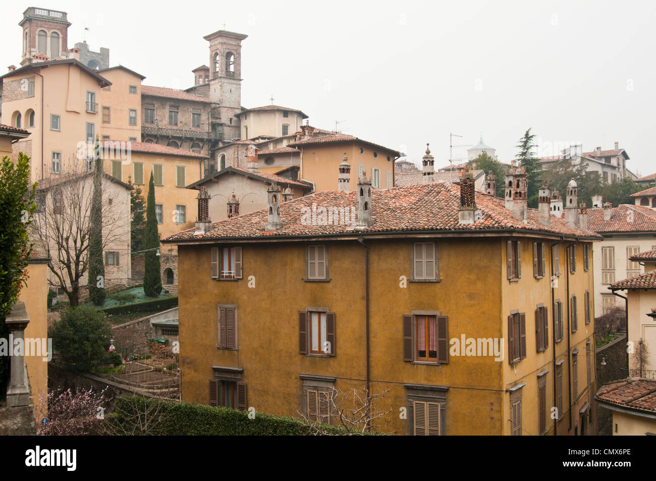 Ansicht der alten Wohnbebauung in Bergamo Italien Stockfoto