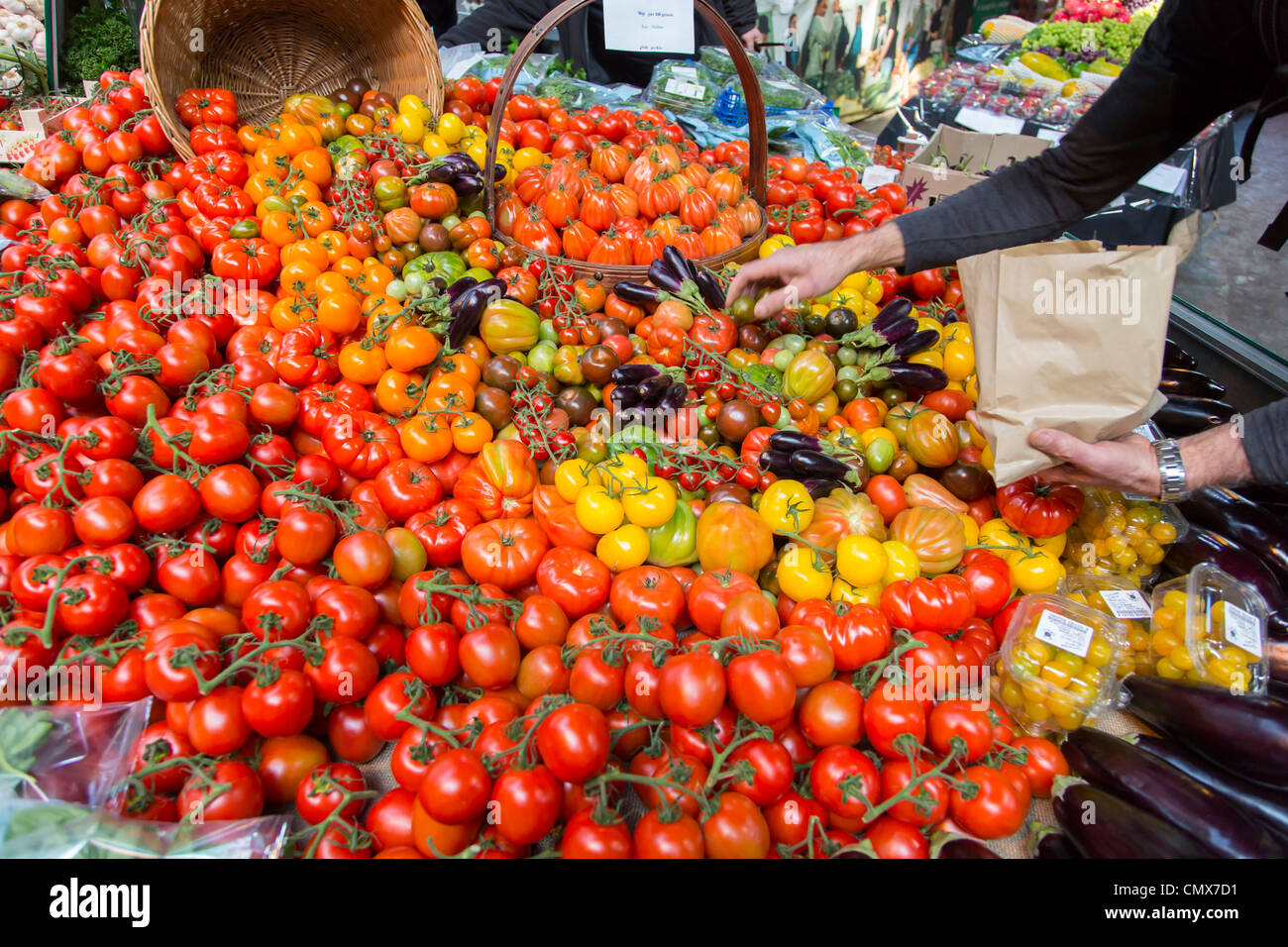 England, London, frisches Obst und Gemüse zu verkaufen in Borough Market. Stockfoto