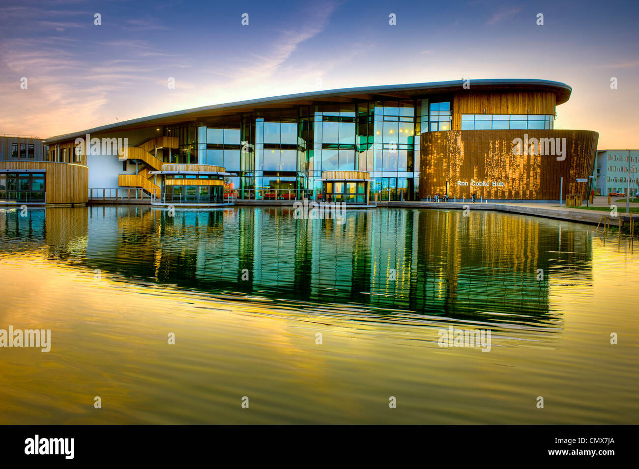 Außenansicht des Ron Cooke Hub-Gebäudes bei Sonnenuntergang, York Stockfoto