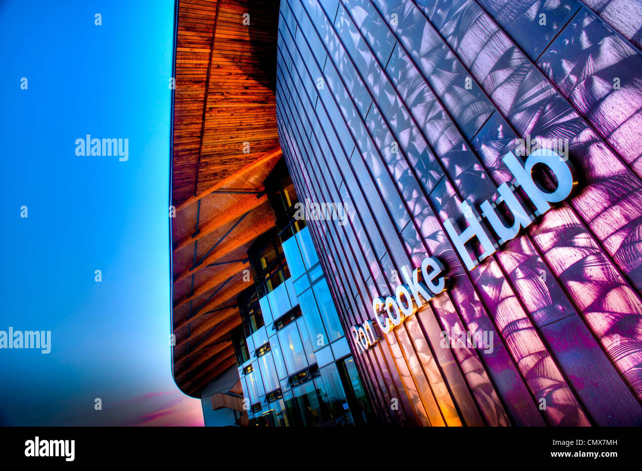 Kupferverkleidete façade des Ron Cooke Hub-Gebäudes bei Sonnenuntergang an der York University. York. Stockfoto