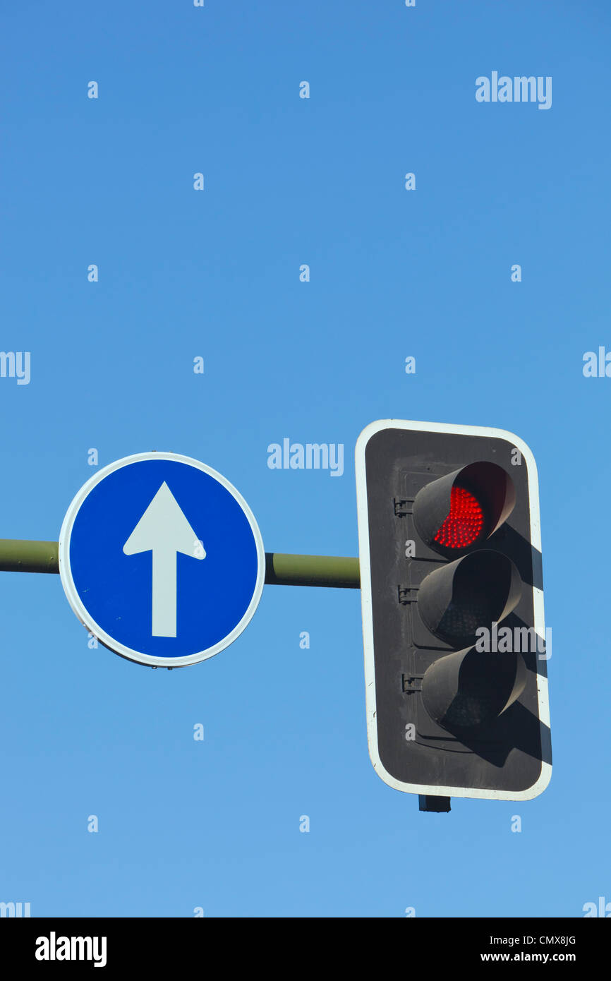 Ampel-Stop und Zeichen bestellen Verkehr, geradeaus zu gehen. Madrid, Spanien. Stockfoto